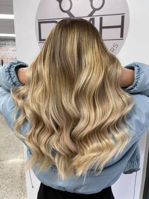 Blonde-hair-specialists-at-best-hair-salon-in-Wanneroo